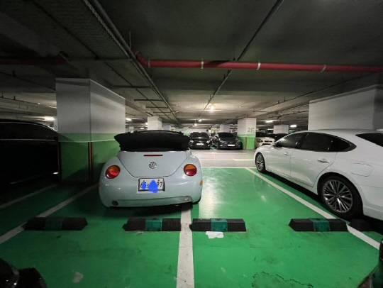 10일 보배드림에 올라온 2면 주차 모습. 보배드림 캡쳐.